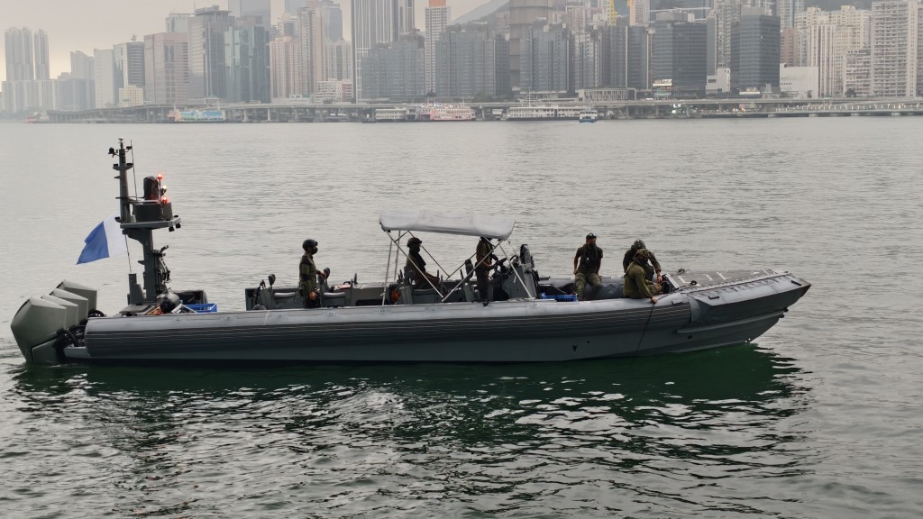 警方安排蛙人落海尋找電話。徐裕民攝 警方安排蛙人落海尋找電話。徐裕民攝
