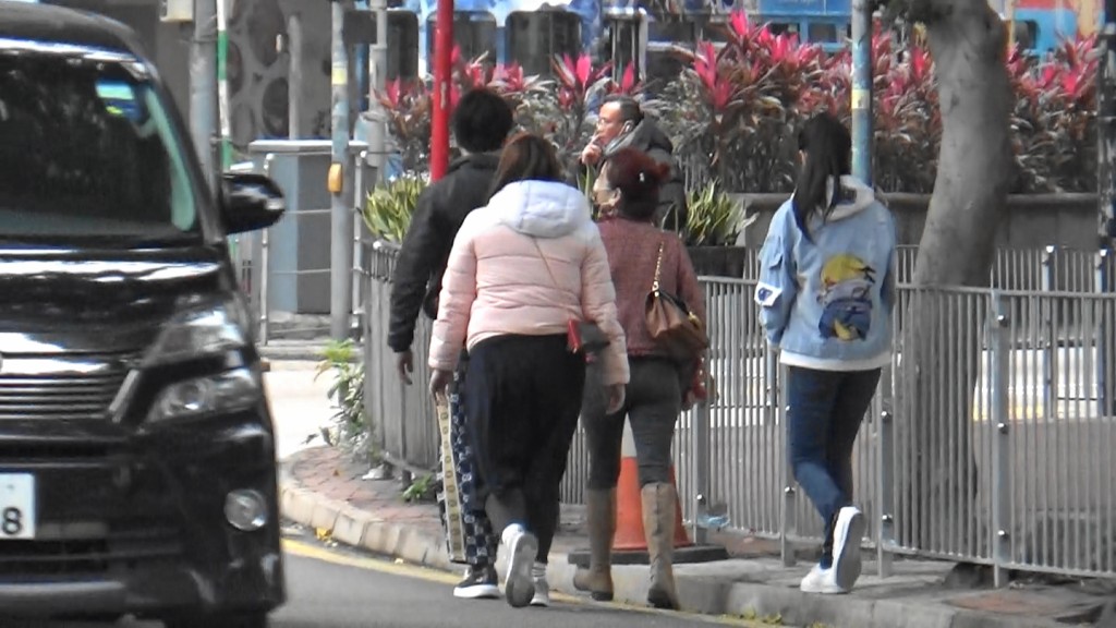 記者發現兆尊時,他正與陳小姐和「繼女」沿着大馬路邊行,當時車來車往都幾危險。