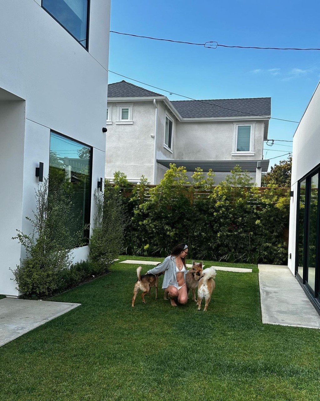 家姐王曼喜亦齊齊晒泳照，家中還有草地可以讓愛犬任意奔跑。  ​