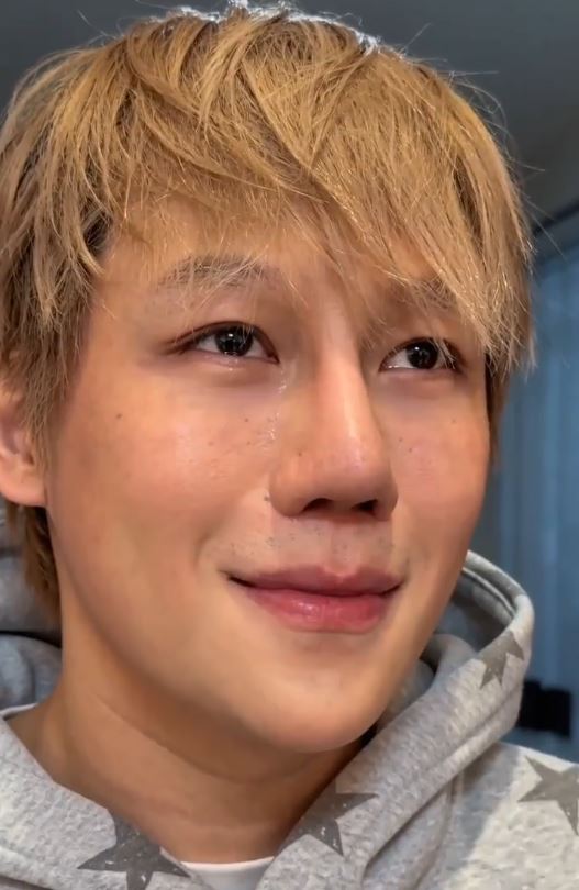 刘维借助AI生成，重温与至亲团圆的温馨。抖音