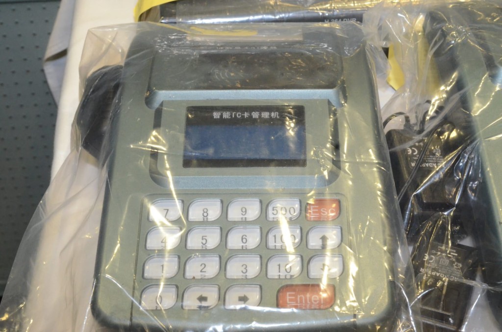 警方检获四百多部用作赌博的游戏机、兑币机