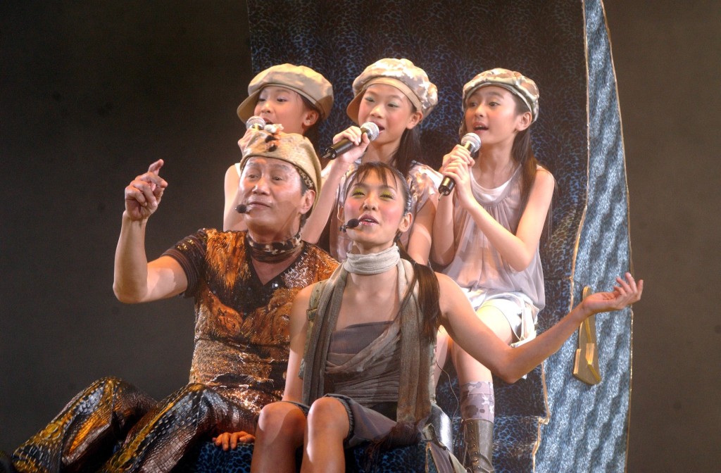 官恩娜在2004年曾與傳奇兒童組合Cream做許冠傑演唱會嘉賓。