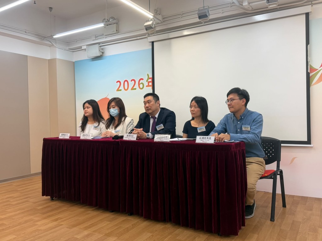 2025年本港錄得1,019宗自殺個案,整體自殺率由2024年的每10萬人15.1人回落至13.57人。 2025年本港錄得1,019宗自殺個案,整體自殺率由2024年的每10萬人15.1人回落至13.57人。