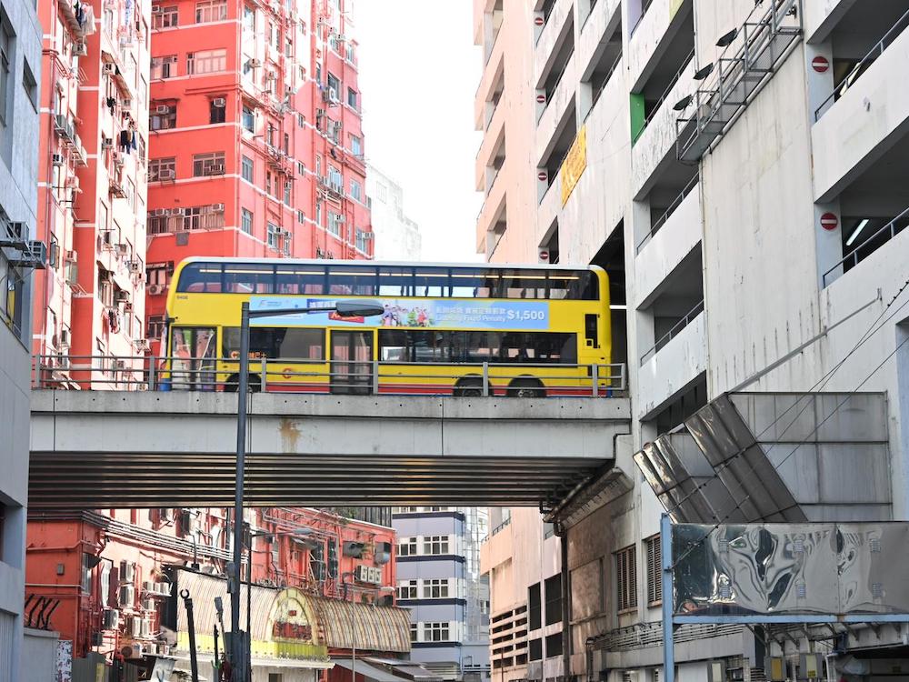 停車場被加士居道天橋貫穿，是本港都市奇觀之一。