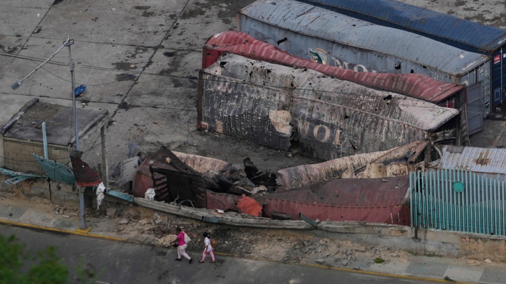 美軍突襲委內瑞拉期間，向多個目標進行轟炸。美聯社