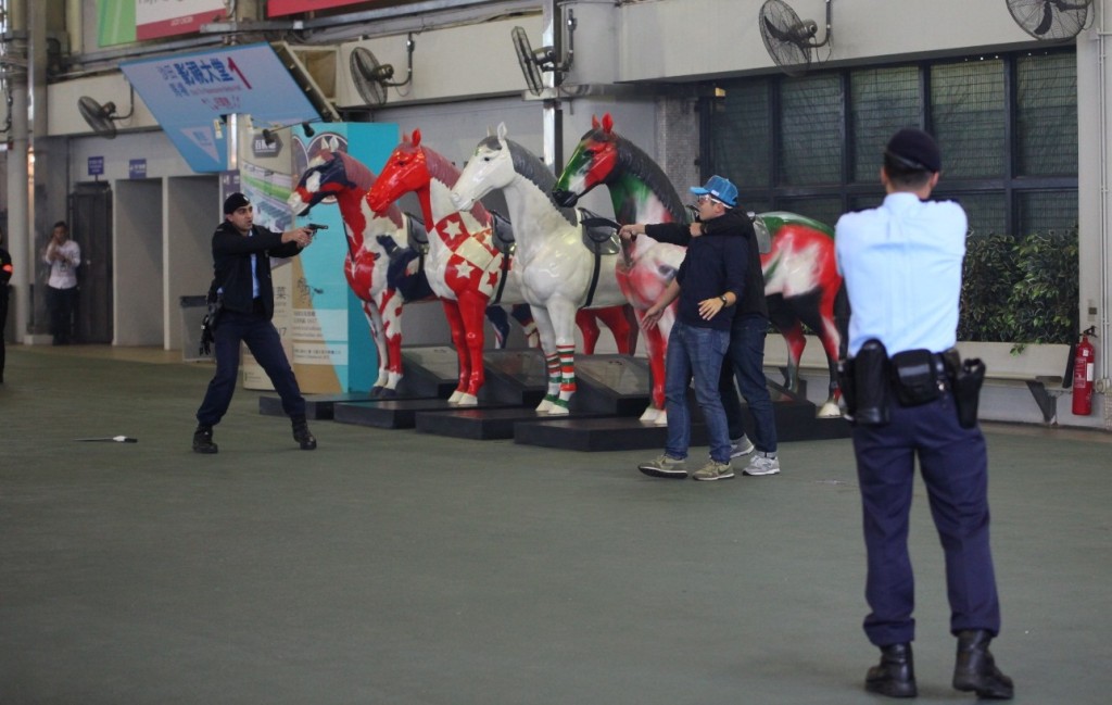 警方消防處在沙田馬場舉行模擬大型事故演練。警方圖片