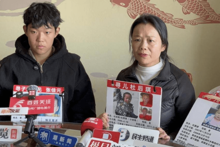 姜甲儒和家屬在開庭前接受媒體採訪。潮新聞