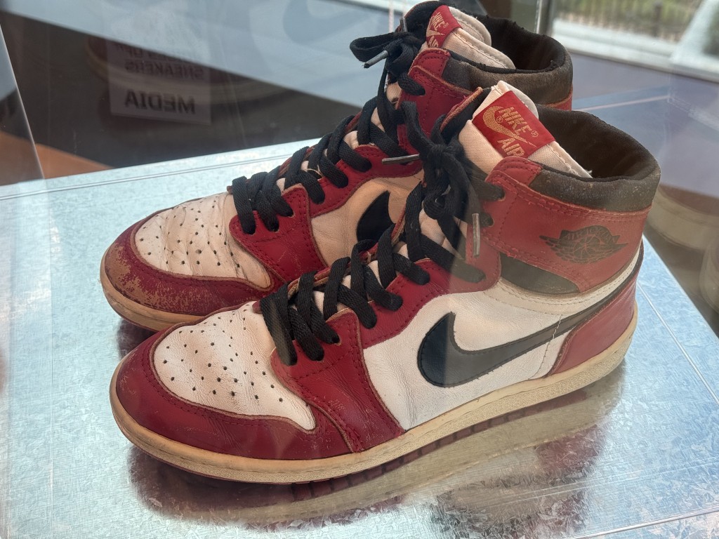 Nike Air Jordan 1 High OG Chicago, Original Version, 1985, Made in Republicof Korea 首次推出：1985