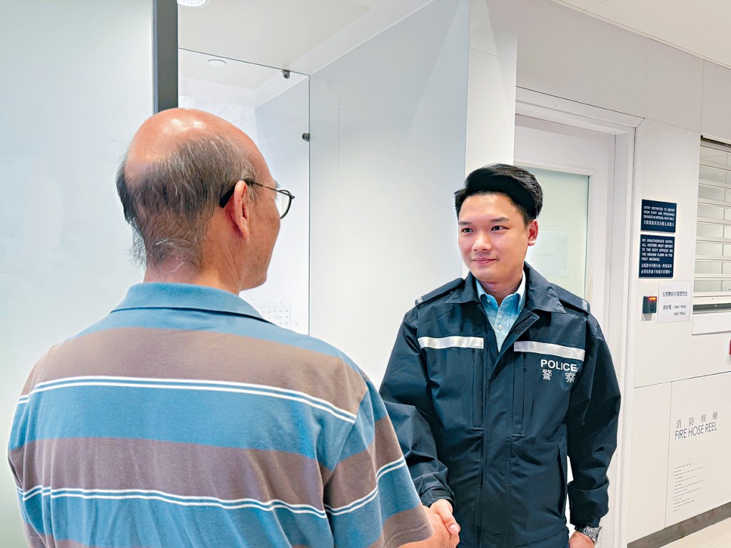 早前向警方求助的個案家屬親臨油麻地警署致謝,並且由Kelvin代表接待。