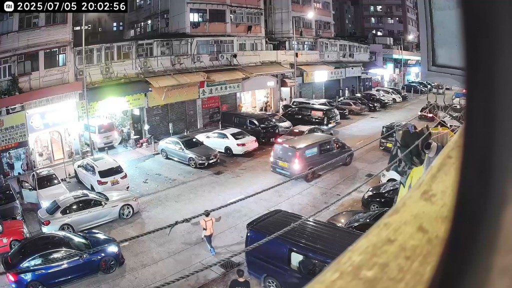 當時車房有一輛白色客貨車準備駛出。 當時車房有一輛白色客貨車準備駛出。