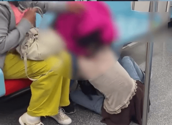 兩女上海地鐵為爭座位打大出手，扯頭髮抱摔技盡出。 網片截圖