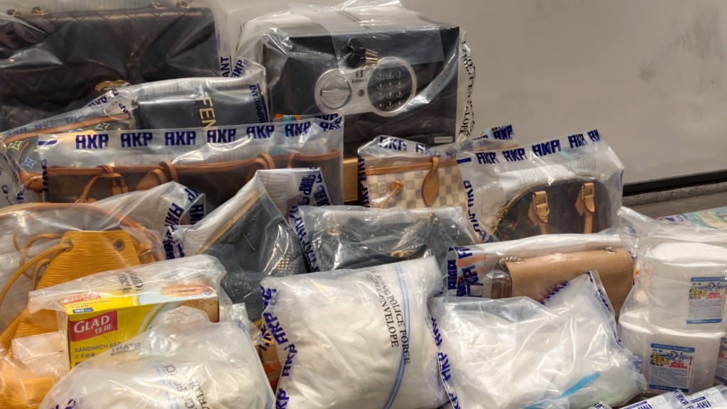 警方在啟德一單位檢獲110萬元現金，名貴手錶手袋等，相信為販毒集團的犯罪得益。黃文威攝