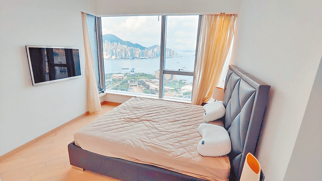 睡房拥近落地玻璃大窗优势，与海景为伴。