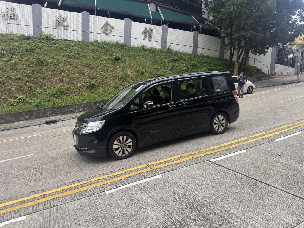 死者家屬乘私家車離去。梁國峰攝