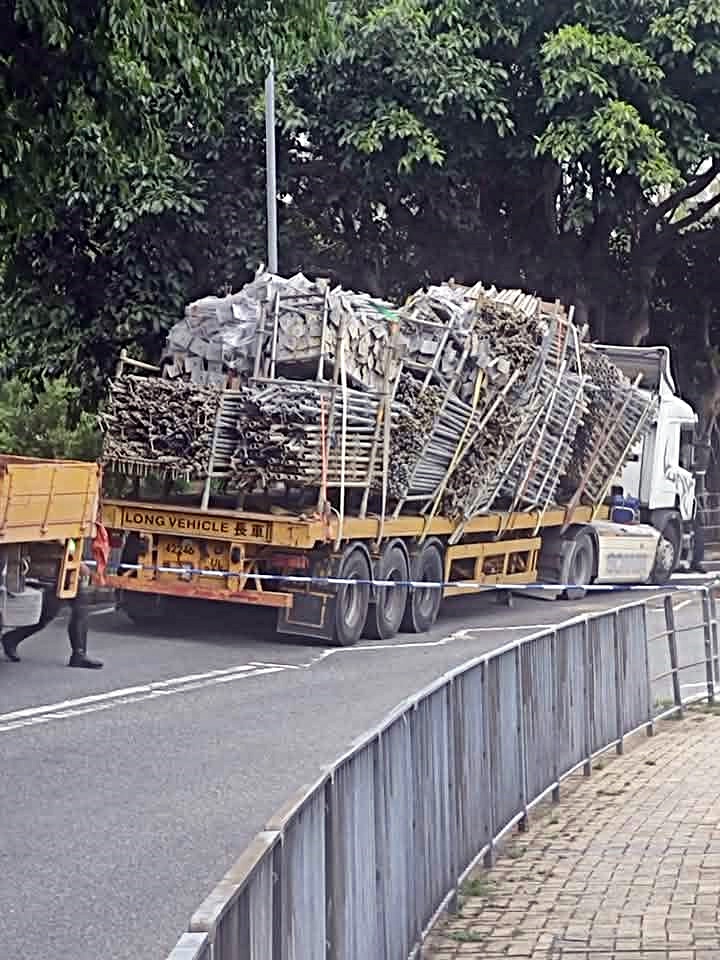 貨車上的鋼枝搖搖欲墜。FB:新界地區生活連線 貨車上的鋼枝搖搖欲墜。FB:新界地區生活連線