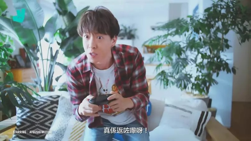 2024年Foodpanda請來木村拓哉以廣東話代言,Deliveroo戶戶送即找來以模仿聞名的日本網絡紅人元木敦士拍攝廣告,逼真程度引發網絡熱議。 2024年Foodpanda請來木村拓哉以廣東話代言,Deliveroo戶戶送即找來以模仿聞名的日本網絡紅人元木敦士拍攝廣告,逼真程度引發網絡熱議。
