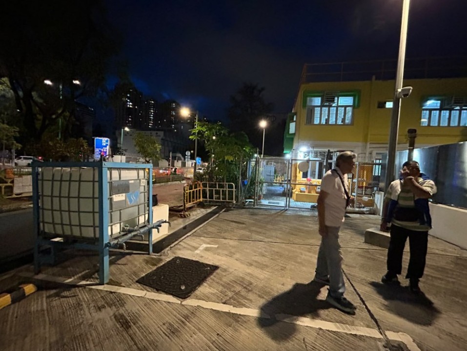 水務署於顯發邨放置3個水箱予市民取用。資料圖片