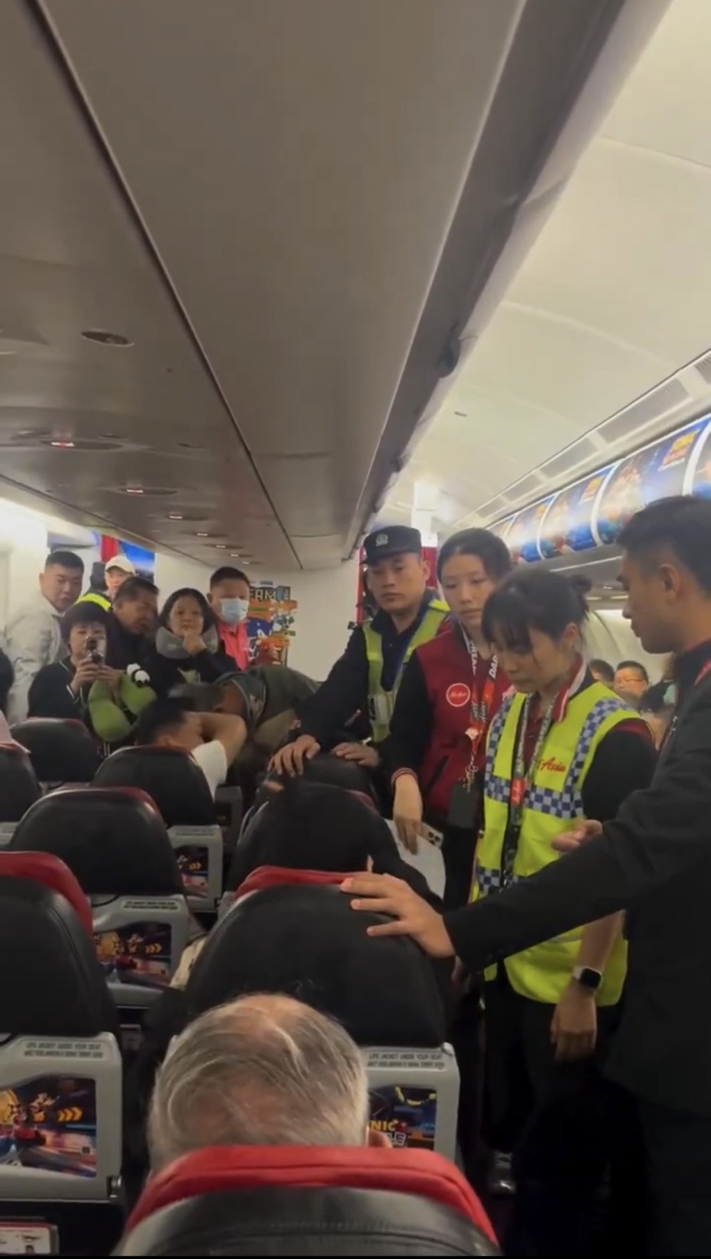 一名女子在飞机座位上表现激动