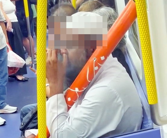 片中的男乘客坐於車廂內最受歡迎的邊旁座位， 當時正伸出手指埋首撩鼻屎，採礦成功後，將所 得之物在指尖上把玩，又搓又捽一輪後，竟把鼻 屎揩在身旁黃色的扶手上。 Threads截圖