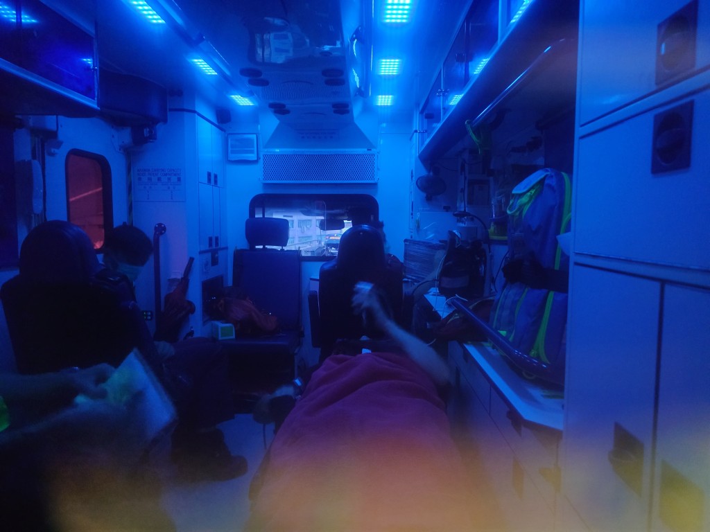 受伤由救护员送院治理。