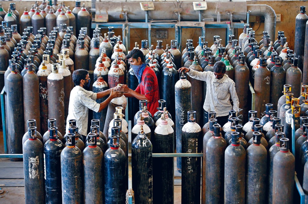 艾哈邁達巴德民眾周日在一家工廠購買氧氣。　
