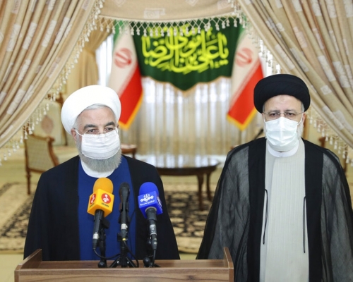 伊朗現任司法總監萊西(右)料將接替魯哈尼(左)成為該國新任總統。AP圖