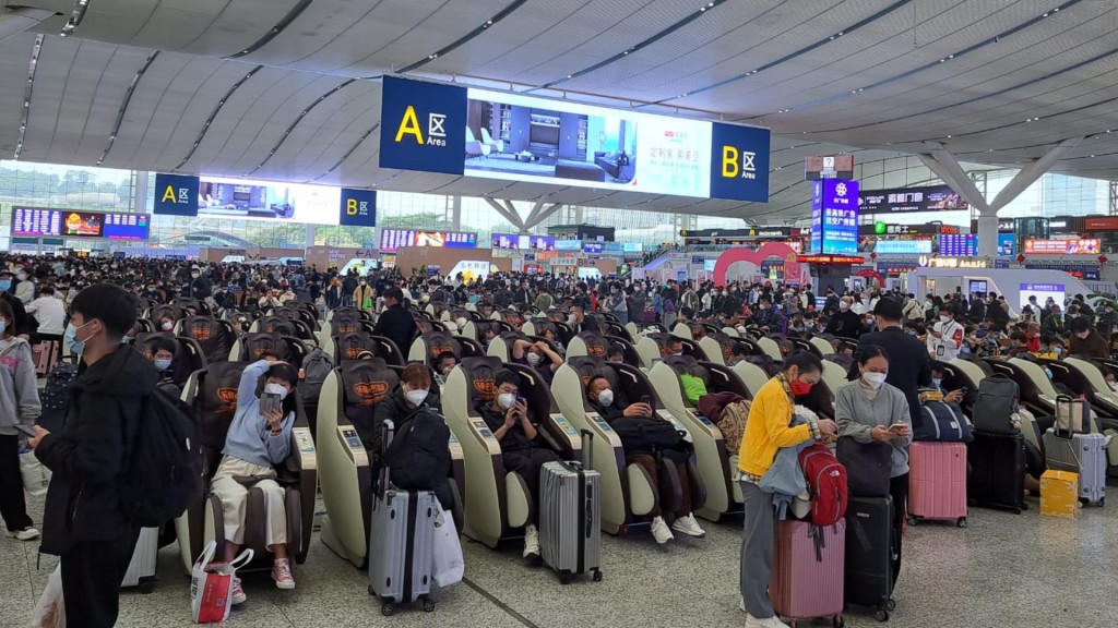 深圳北車站內人頭湧湧。吳慧慈攝