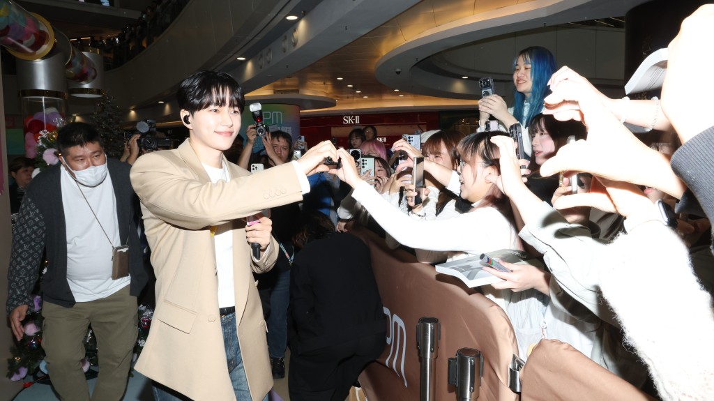 金明洙早前來港出席活動，不忘冧fans玩派心心。