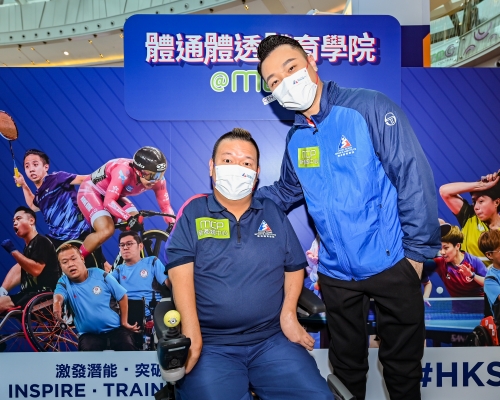 硬地滾球名將梁育榮(左)、輪椅羽毛球代表陳浩源出席商場活動，跟市民即場交流運動員心得。公關相片