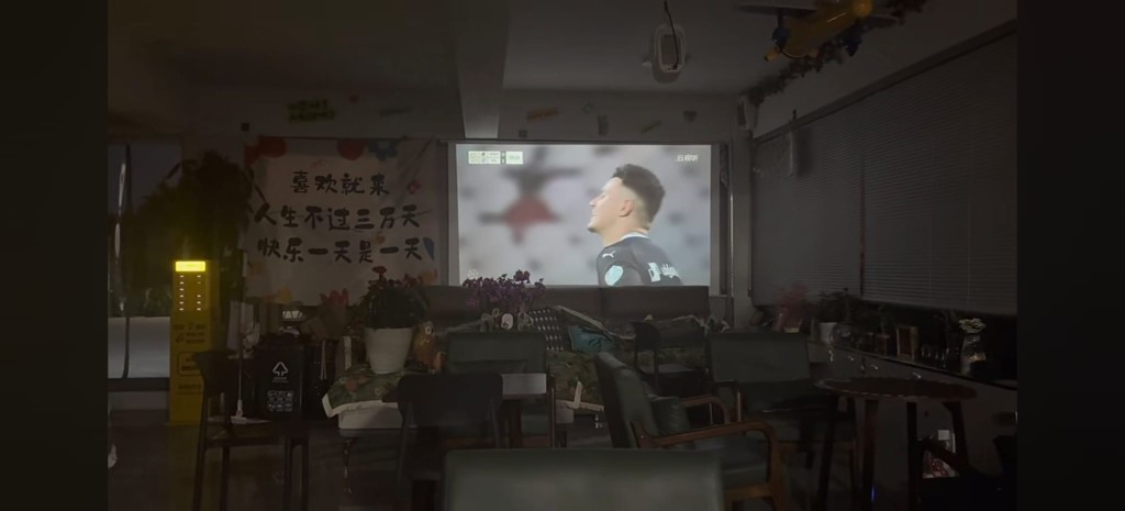 咖啡店老闆只能自己看完開幕戰。觀起茶咖.看飛機觀景店@小紅書 咖啡店老闆只能自己看完開幕戰。觀起茶咖.看飛機觀景店@小紅書