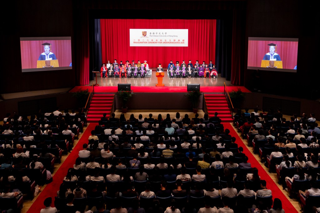 中大本年度本科生入學典禮於邵逸夫堂舉行。中大提供 中大本年度本科生入學典禮於邵逸夫堂舉行。中大提供