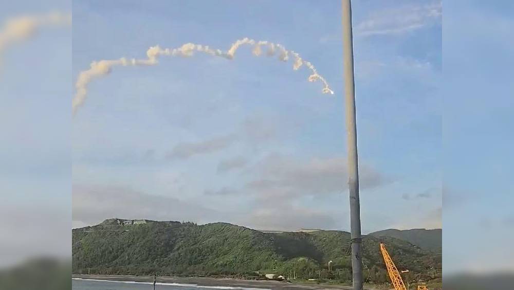 台灣屏東九鵬基地試射火箭偏軌墜山區。 threads