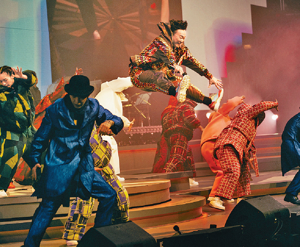 ■觀眾的熱情令Eason愈唱愈投入。 ■觀眾的熱情令Eason愈唱愈投入。