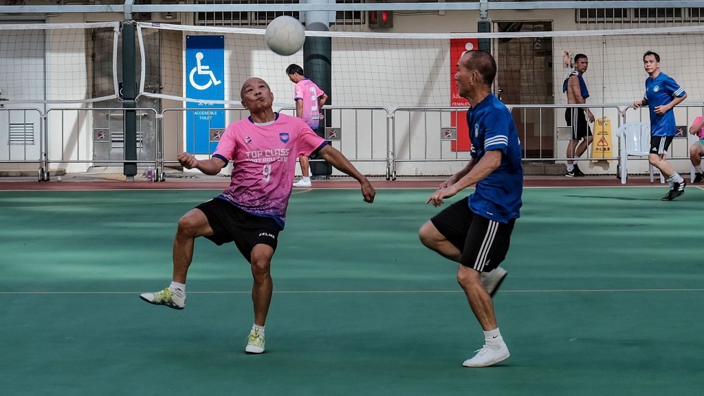 踢衛生波有助預防骨質疏鬆，相當適合長者。資料圖片