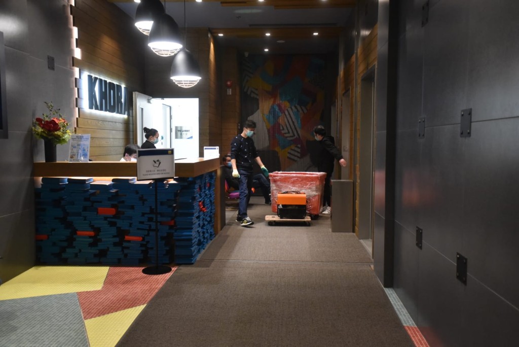 探員日前搜出大量原材料及工具。 資料圖片