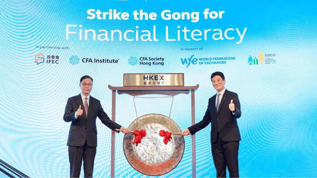 投委會主席杜淦堃（左）與香港交易所市場主管余學勤（右）主持「為理財教育敲鑼」儀式。
