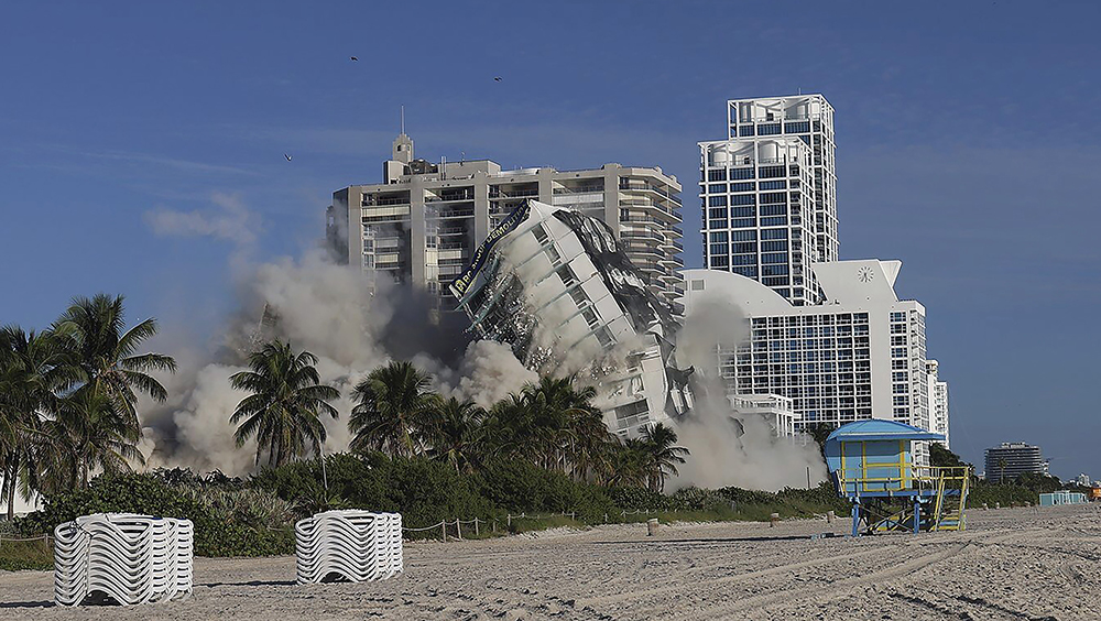 佛州迈阿密海滩的多维尔酒店被爆破拆除，化为尘土。AP