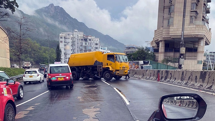 洗地車撞壆後橫亘中線及快線。fb:馬路的事討論區