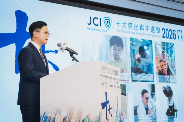 他分享了一宗令他极为难忘的临床个案:曾有患者因严重的溶血性贫血,需要经常入院输血,但一直找不出病因。林医生没有放弃,最终凭借敏锐的观察力,发现患者私下在社区药房购买安眠药并长期过量服用,因而引致罕见的氧化性溶血。这段经历让他深刻体会到,病理诊断不应是终点,而是临床推理起点,当找到原因,才有机会治疗好疾病。医学研究的其中一面是寻找真相,继而帮到眼前的病人,亦在推动医学知识向前。(图片来源:新西联) 他分享了一宗令他极为难忘的临床个案:曾有患者因严重的溶血性贫血,需要经常入院输血,但一直找不出病因。林医生没有放弃,最终凭借敏锐的观察力,发现患者私下在社区药房购买安眠药并长期过量服用,因而引致罕见的氧化性溶血。这段经历让他深刻体会到,病理诊断不应是终点,而是临床推理起点,当找到原因,才有机会治疗好疾病。医学研究的其中一面是寻找真相,继而帮到眼前的病人,亦在推动医学知识向前。(图片来源:新西联)