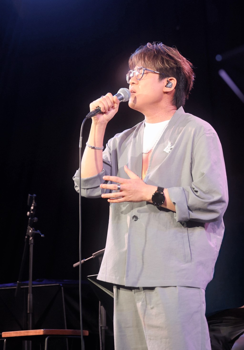 喜愛藝術的啟豪以「油畫」與「素描」形容大型演唱會及 Livehouse 音樂會的分別。