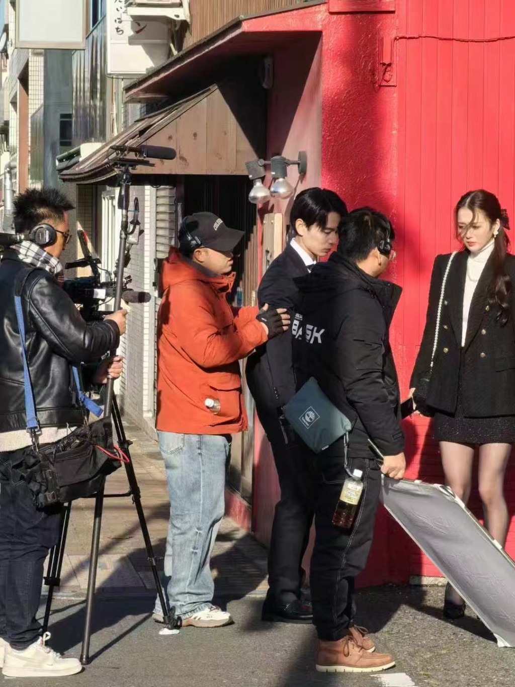 演員台詞與口音不再是必要要求,甚至有時當天定妝才拿到劇本。 演員台詞與口音不再是必要要求,甚至有時當天定妝才拿到劇本。