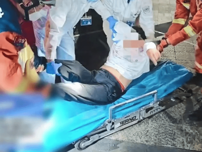 醉漢頭部卡長椅20cm縫隙，消防員出動拆椅營救。 抖音