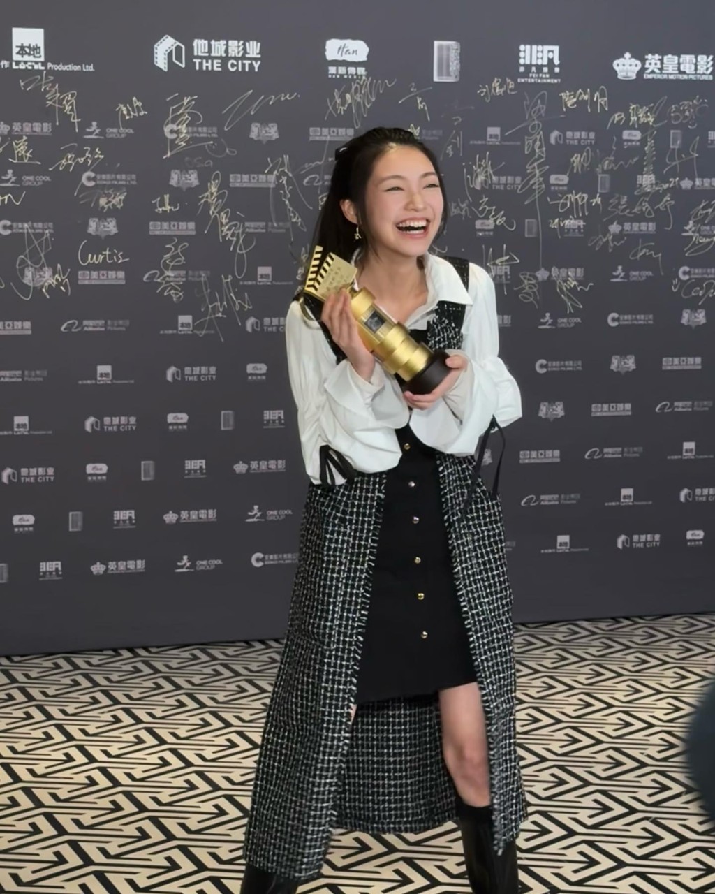 谢咏欣再下一城，获导演会颁发“最佳新演员”。