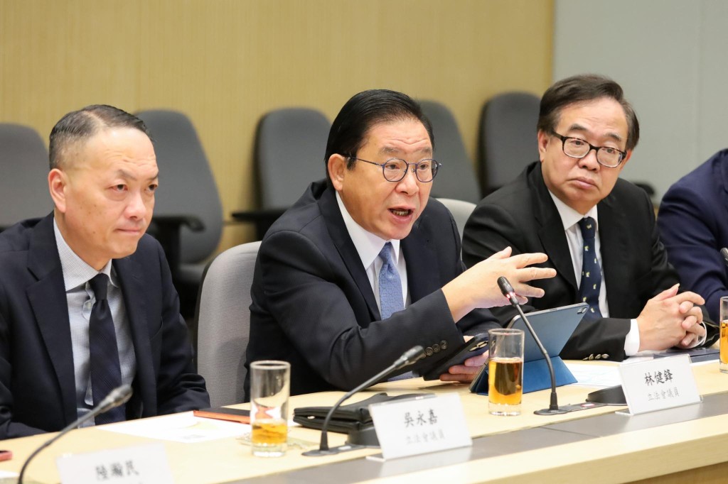 經民聯副主席林健鋒（中）。