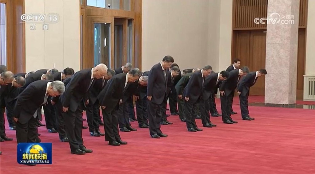 习近平等向毛泽东坐像三鞠躬。 央视新闻联播画面