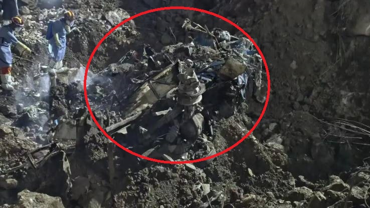 重庆彭水山泥倾泻现场寻获失联客运巴士残骸。央视
