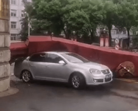 私家车被砸中车尾凹了一大块。网图