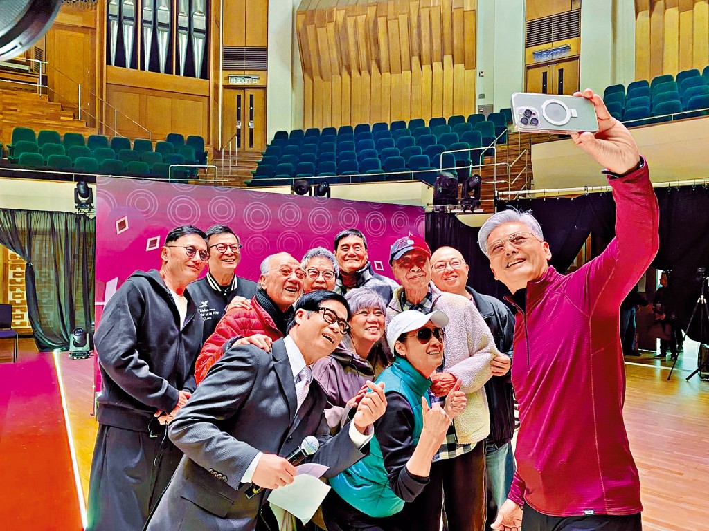 發哥都有來撐鵬哥演唱會，仲揸機同一班老友玩自拍。