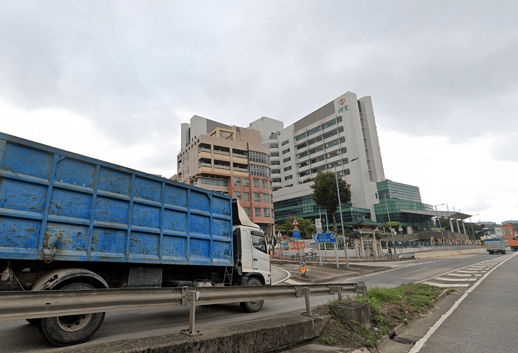 男子躺卧在青山公路近博愛醫院對開。