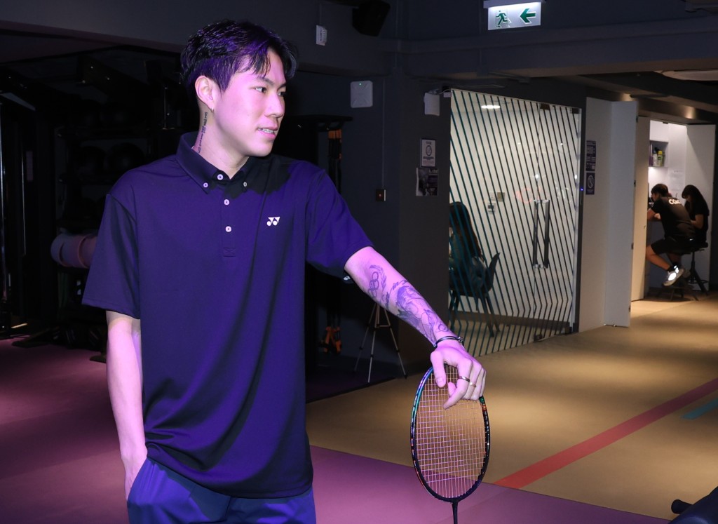 阿耀紋身有一堅持，就是只可紋在左手上，除了右頸上的 FAMILY 因字型方向問題才破例。徐嘉華攝